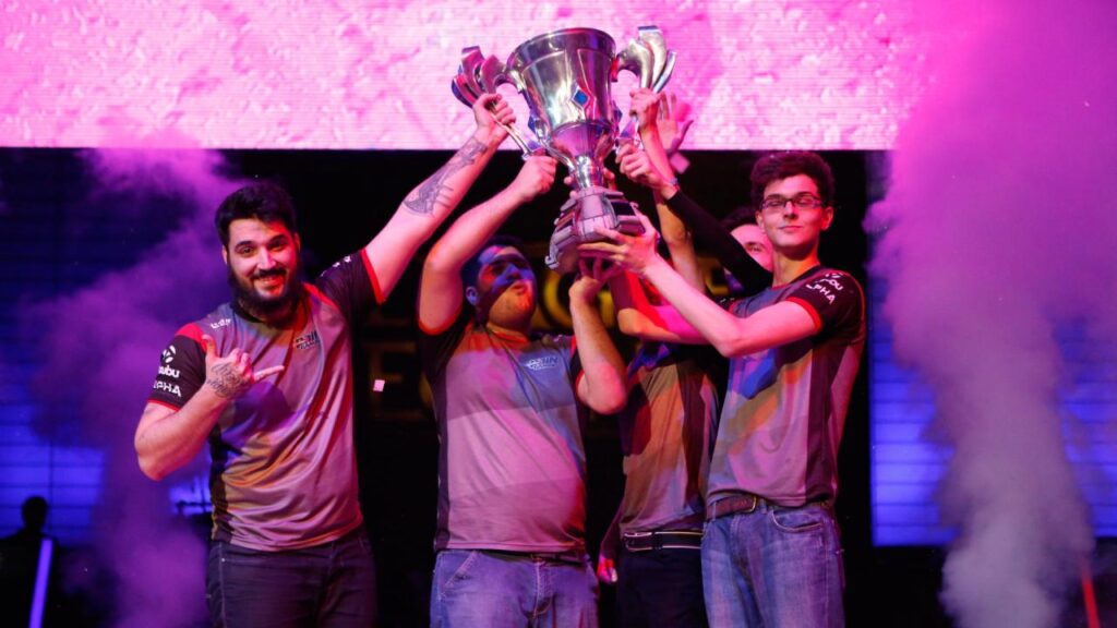 Equipe da Pain Gaming levantando a taça da conquista da segunda split do CBLOL, em 2015.