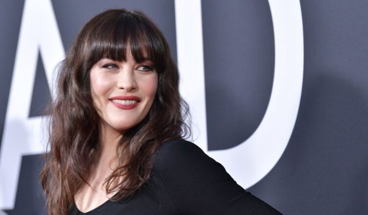 Liv Tyler é vista em fotos do set de Capitão América: Nova Ordem Mundial